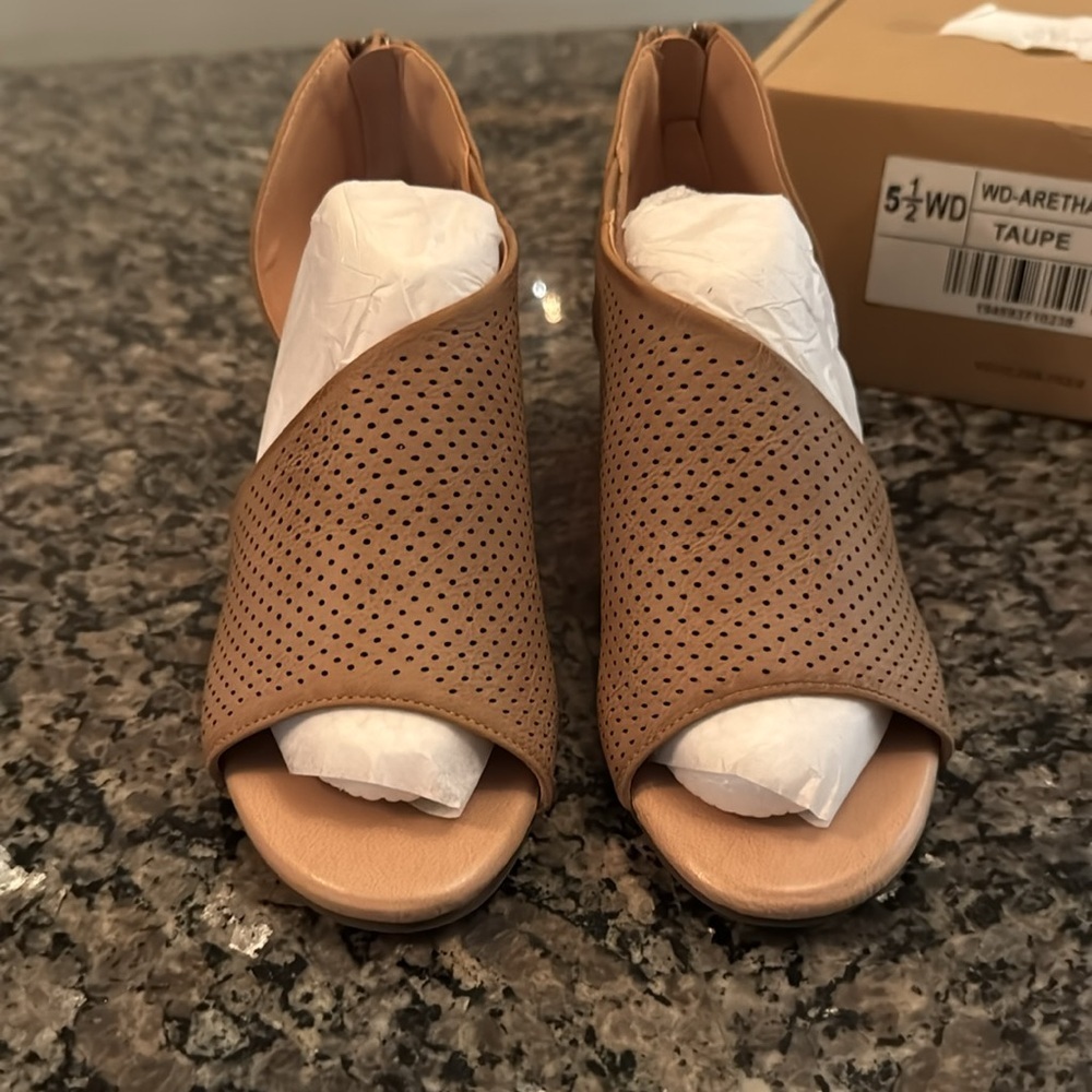 Journee Collection Aretha Taupe peep toe wedge NIB 5.5 - Picture 3 of 9